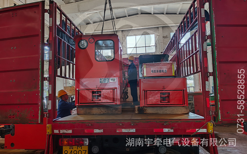 5噸鋰電池電機車運抵礦山 3.jpg