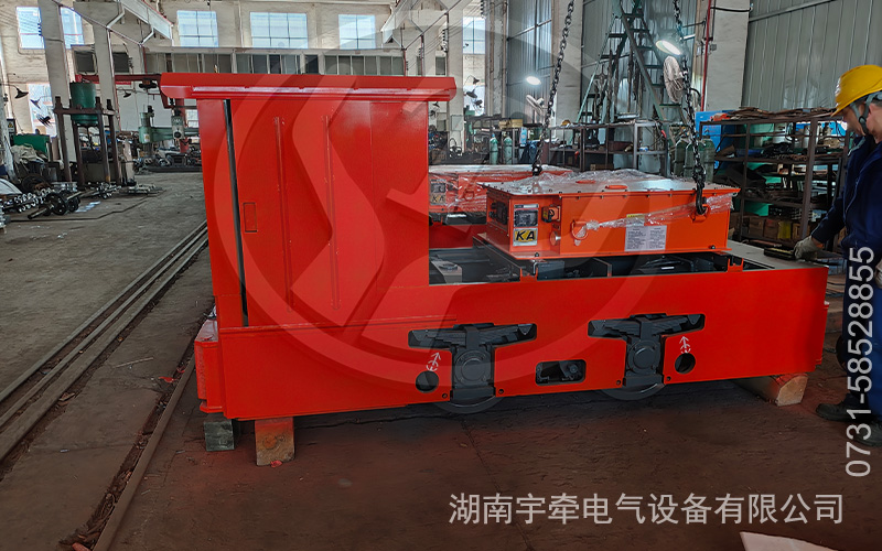 5噸鋰電池電機車運抵礦山 2.jpg