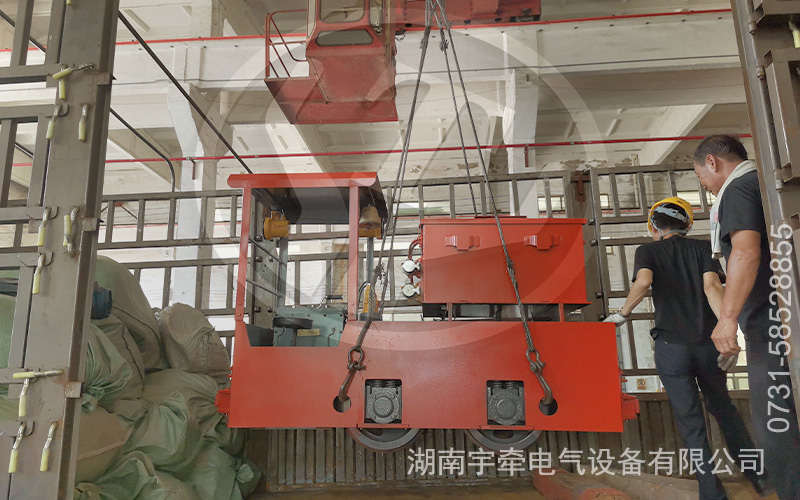 2.5噸防爆蓄電池電機車裝車發貨 1.jpg