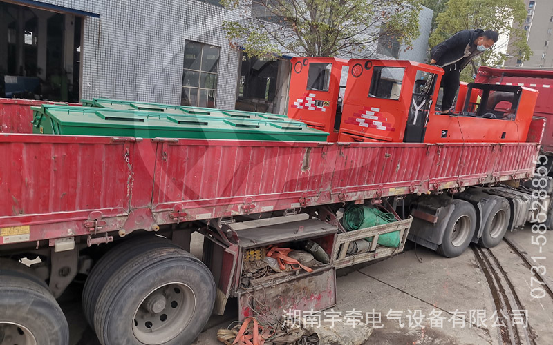 雙駕駛室8噸防爆蓄電池電機車發貨 2.jpg